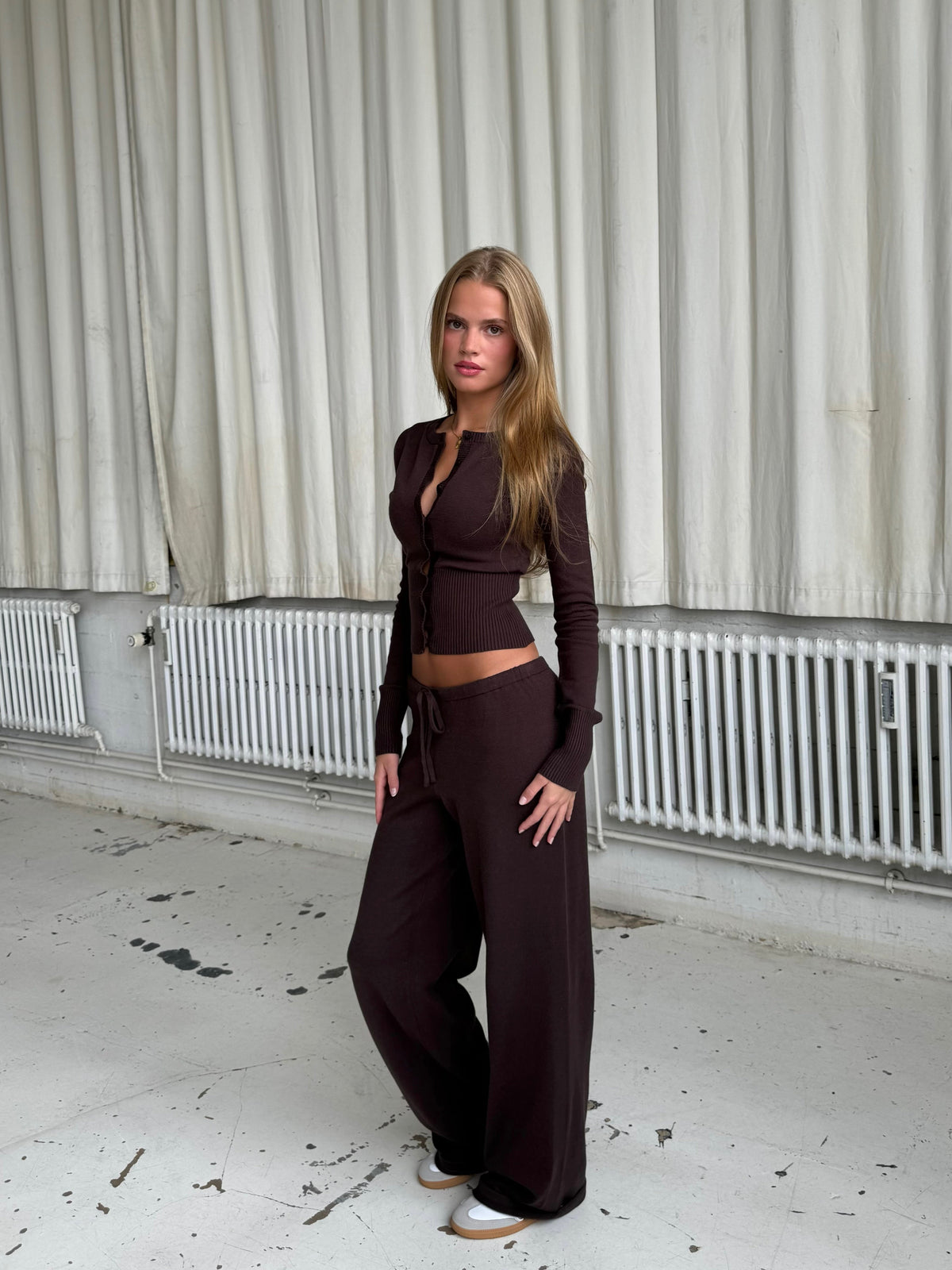 Women's casual v neck two piece set in brown, detail view